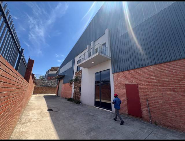 677M² WAREHOUSE TO LET IN COSMO BUSINESS PARK